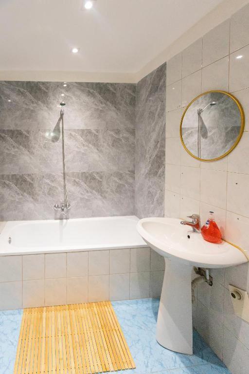 Light-2 Lovely Apartment In Тирана Екстериор снимка